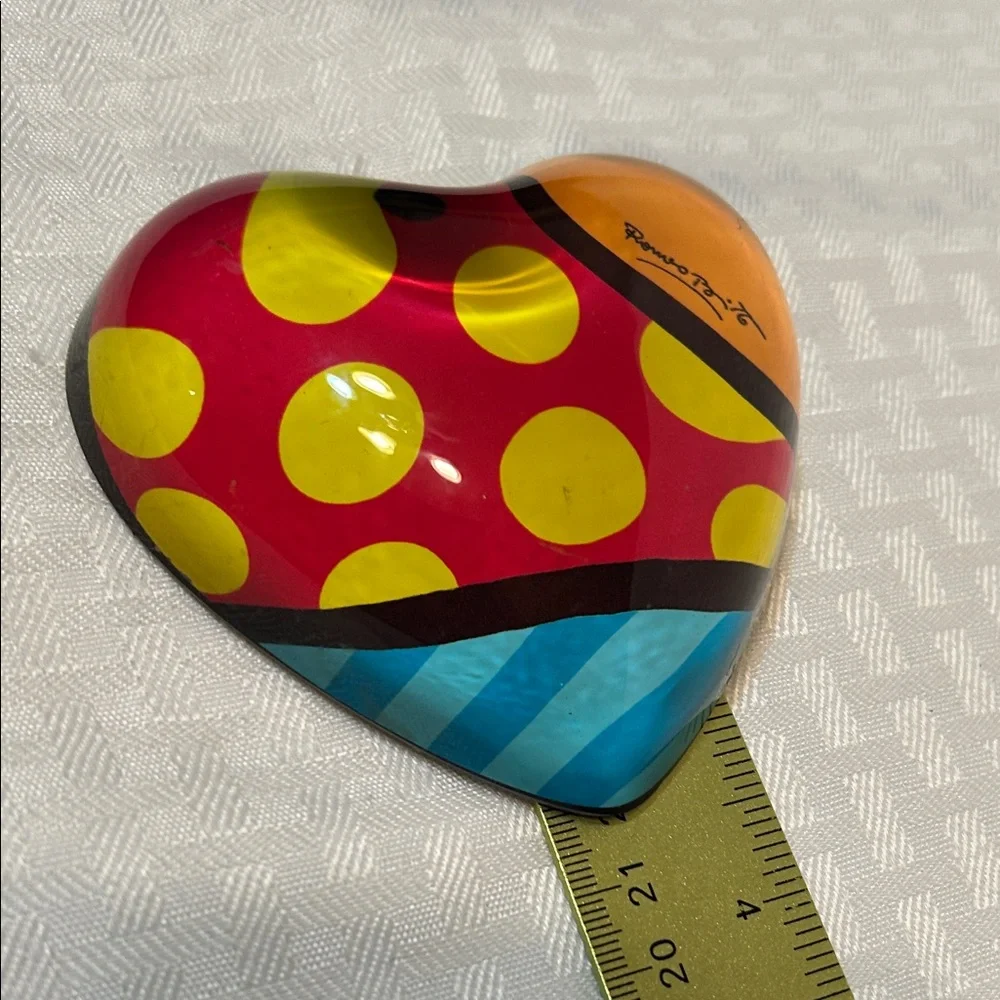 Romero Britto Glass Heart Paperweight-Fun Design - Picture 7 of 7